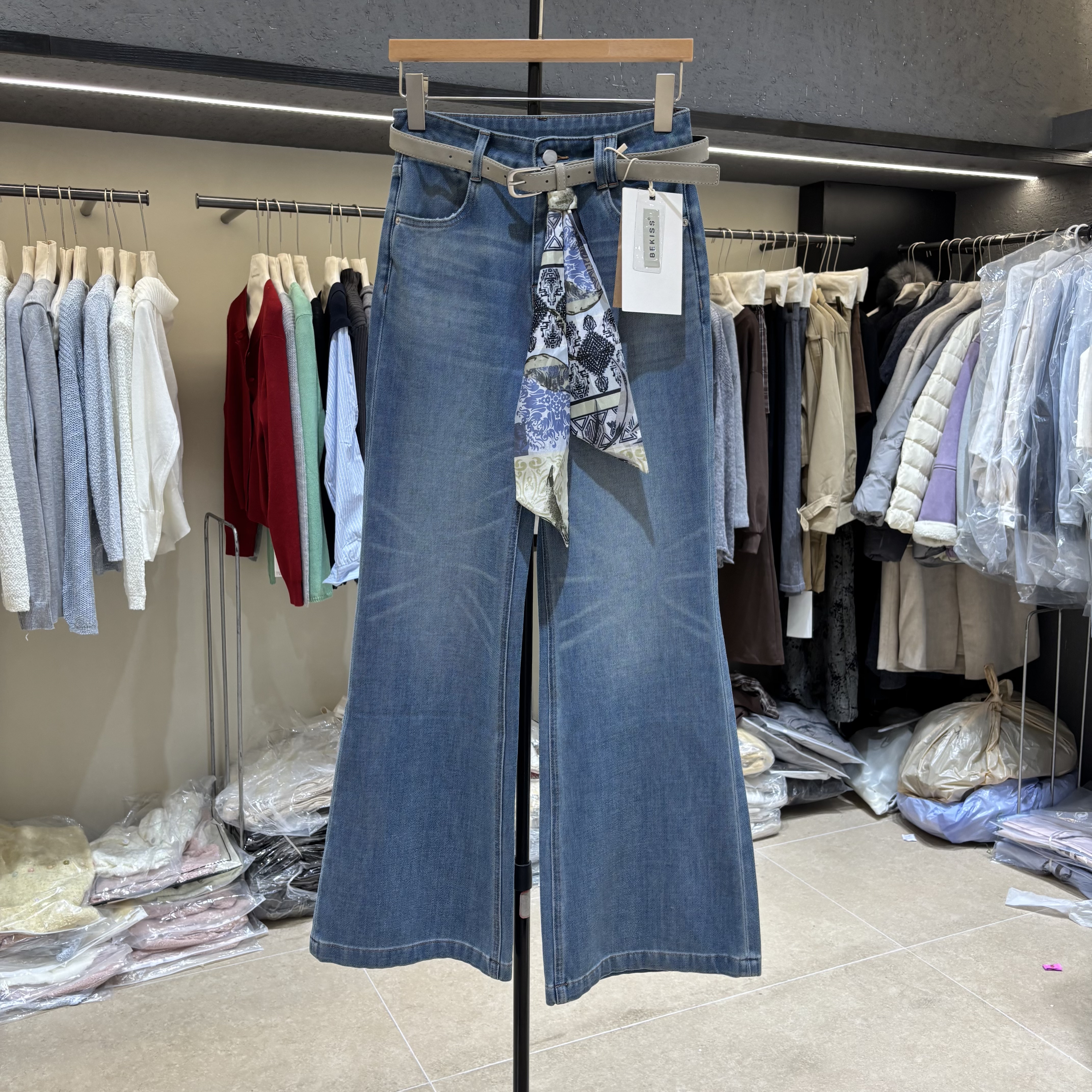 欧货7796正品四面弹高腰显瘦百搭不贴腿微喇牛仔裤女2026春季新款