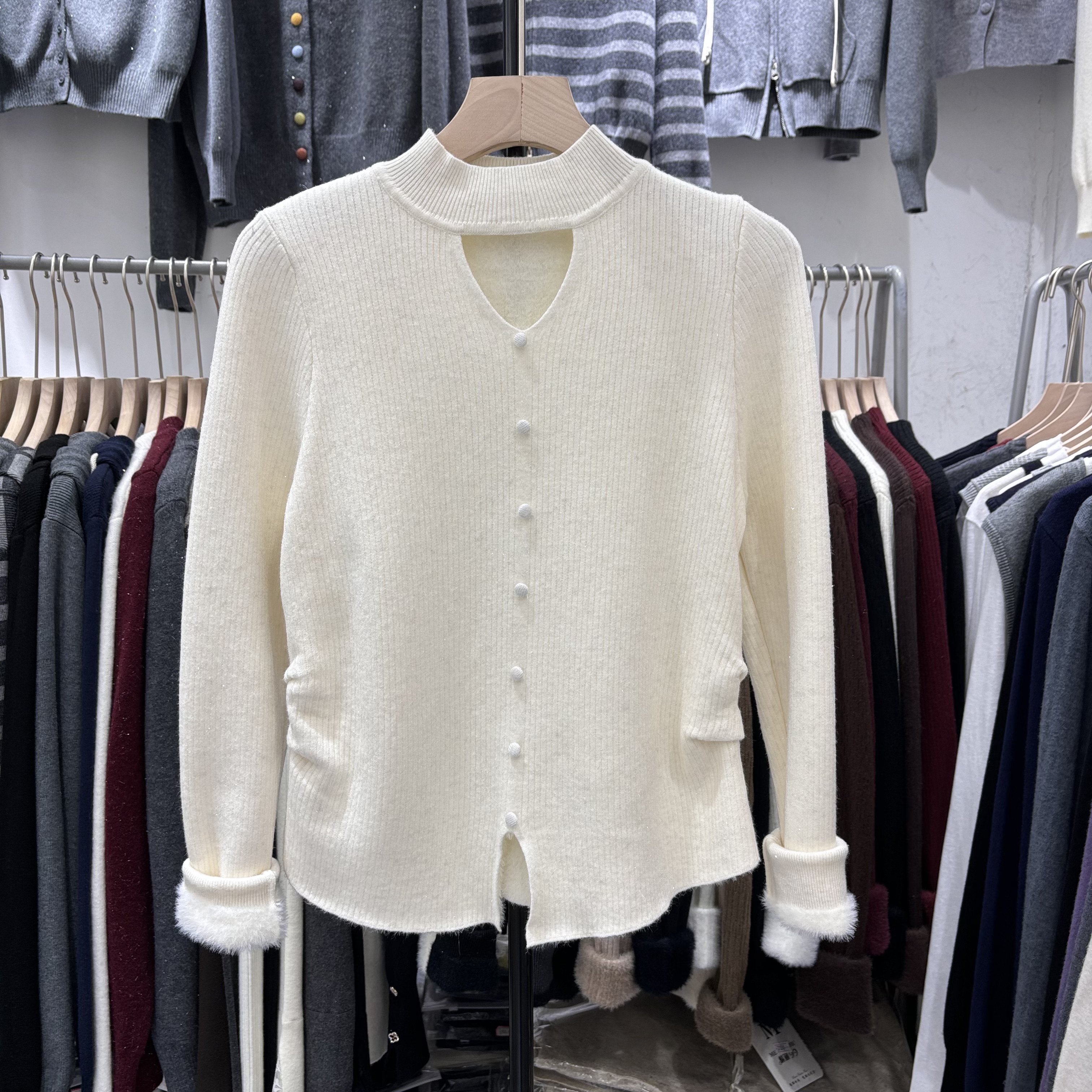 新春氛围感穿搭半高领长袖针织打底衫秋冬一体加绒内搭一体绒上衣