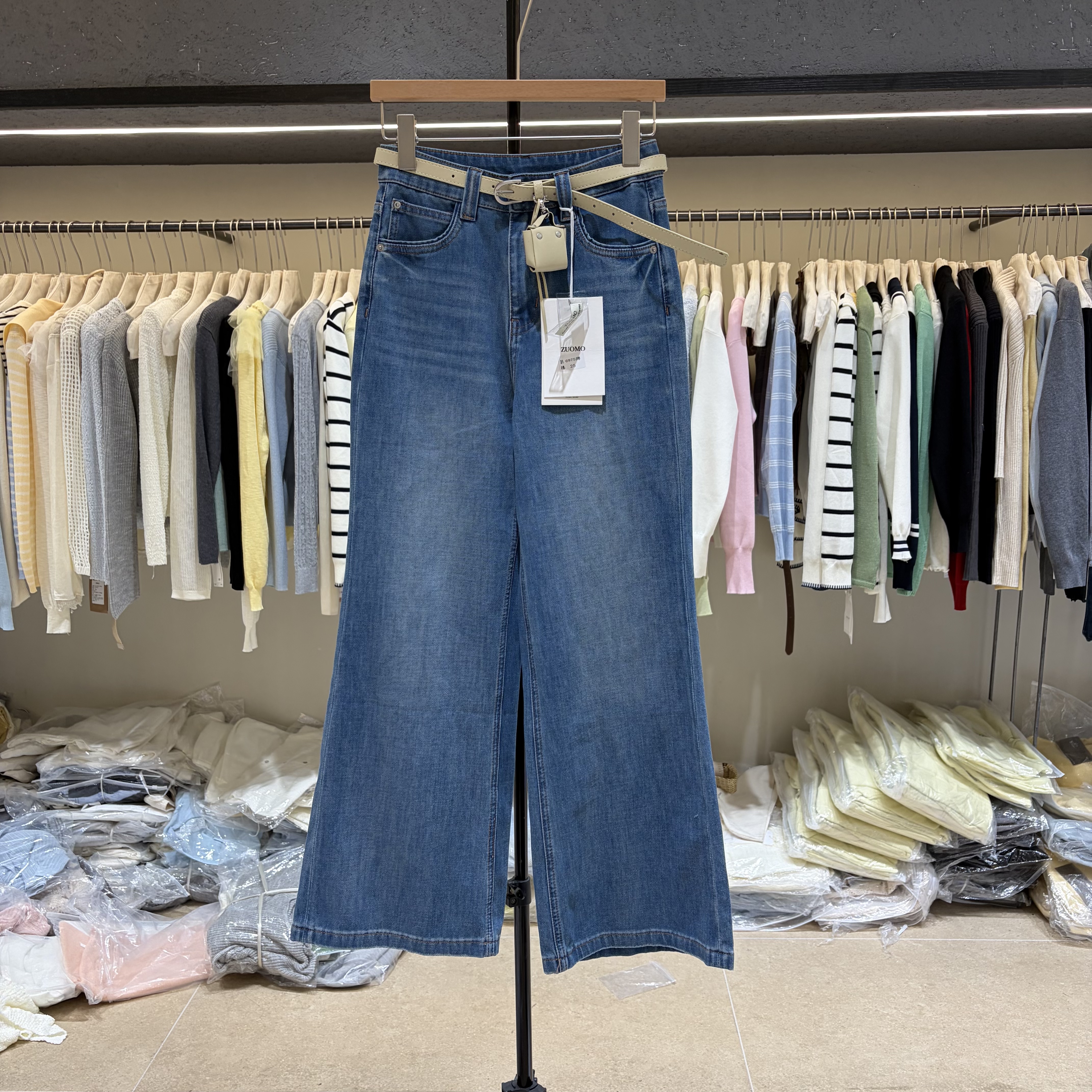 2026春季新款水洗蓝窄版不贴腿高腰直筒牛仔微喇裤6975