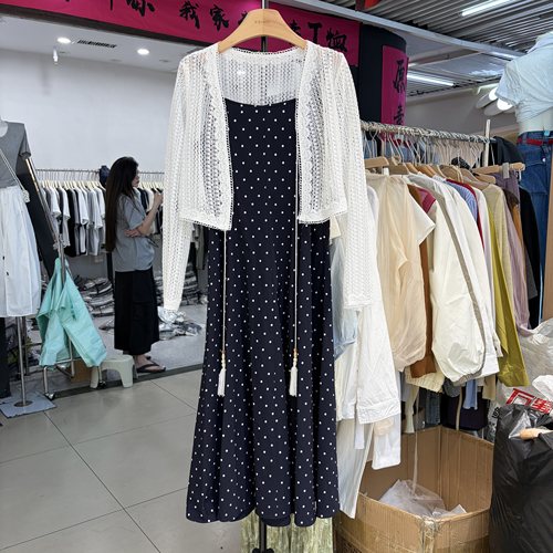 法式波点吊带连衣裙女夏季新款长袖防晒开衫两件套气质修身长裙子