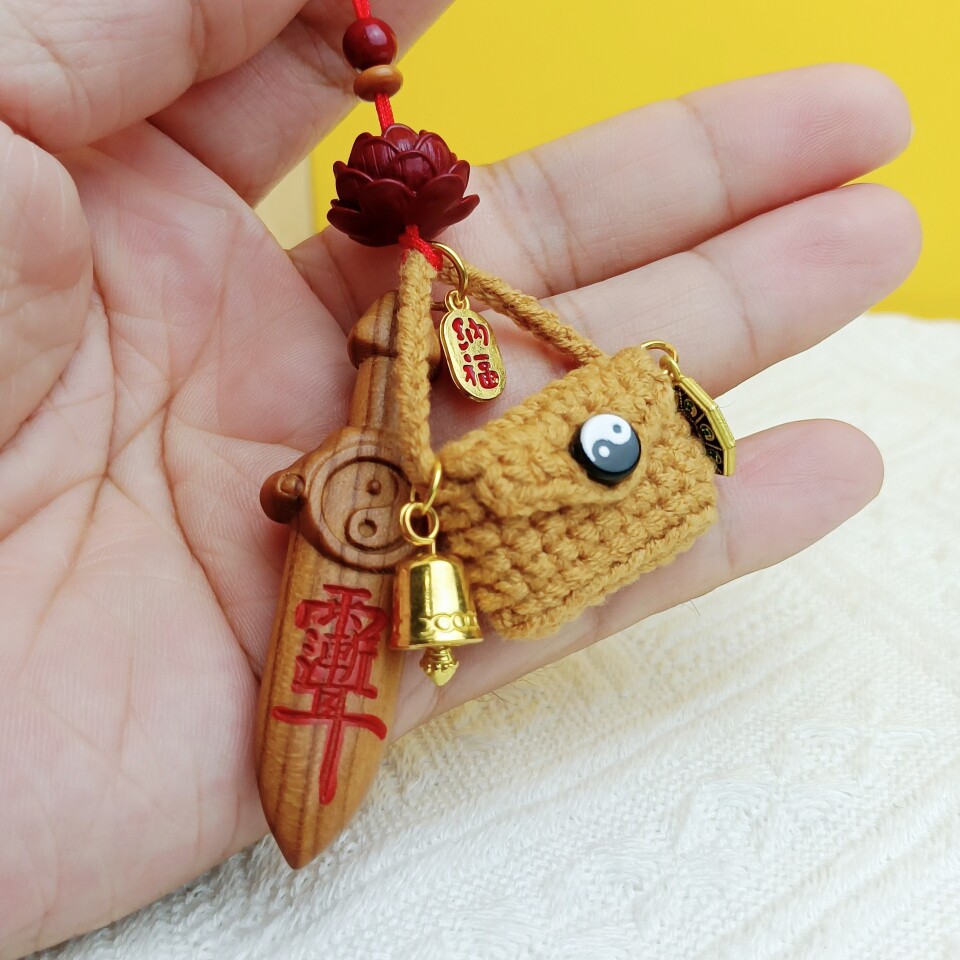 手工钩织平安好运桃木剑挂件