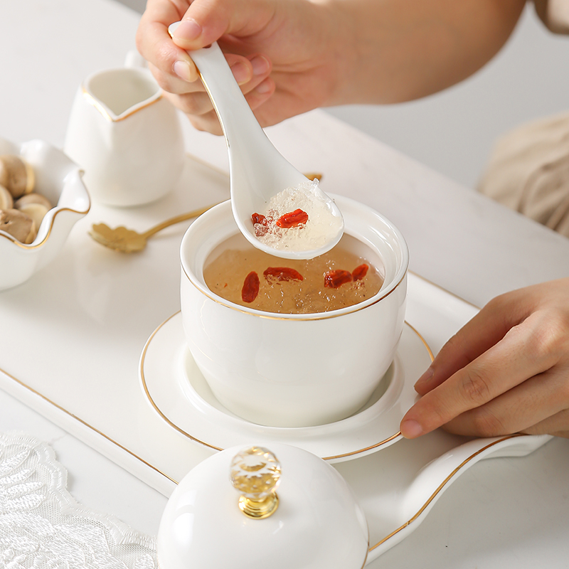 オードブルの金縁陶磁器の食器はツバメの巣の杯のデザートの碗を持ってスープを煮込みます。