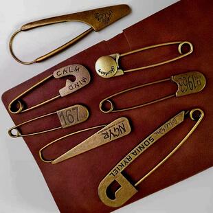 复古青古铜毛衣披肩大扣针LOGO字母别针单品洞洞鞋配饰safety pin