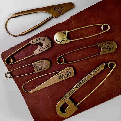 复古青古铜毛衣披肩大扣针LOGO字母别针单品洞洞鞋配饰safety pin