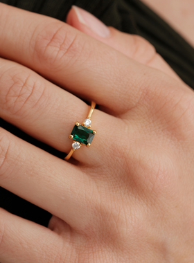 【CnHnOn脂肪商店】法式复古氛围感祖母绿方形切割白钻点缀戒指