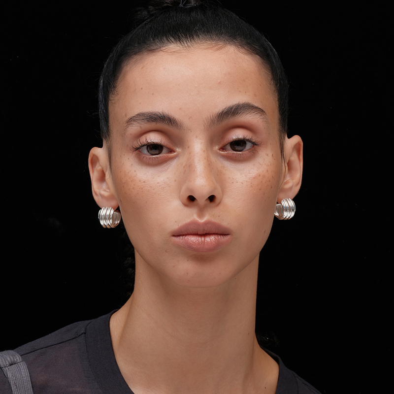 【CnHnOn脂肪商店】欧美时髦简约宽圈条纹C形圆环海莉耳钉耳环