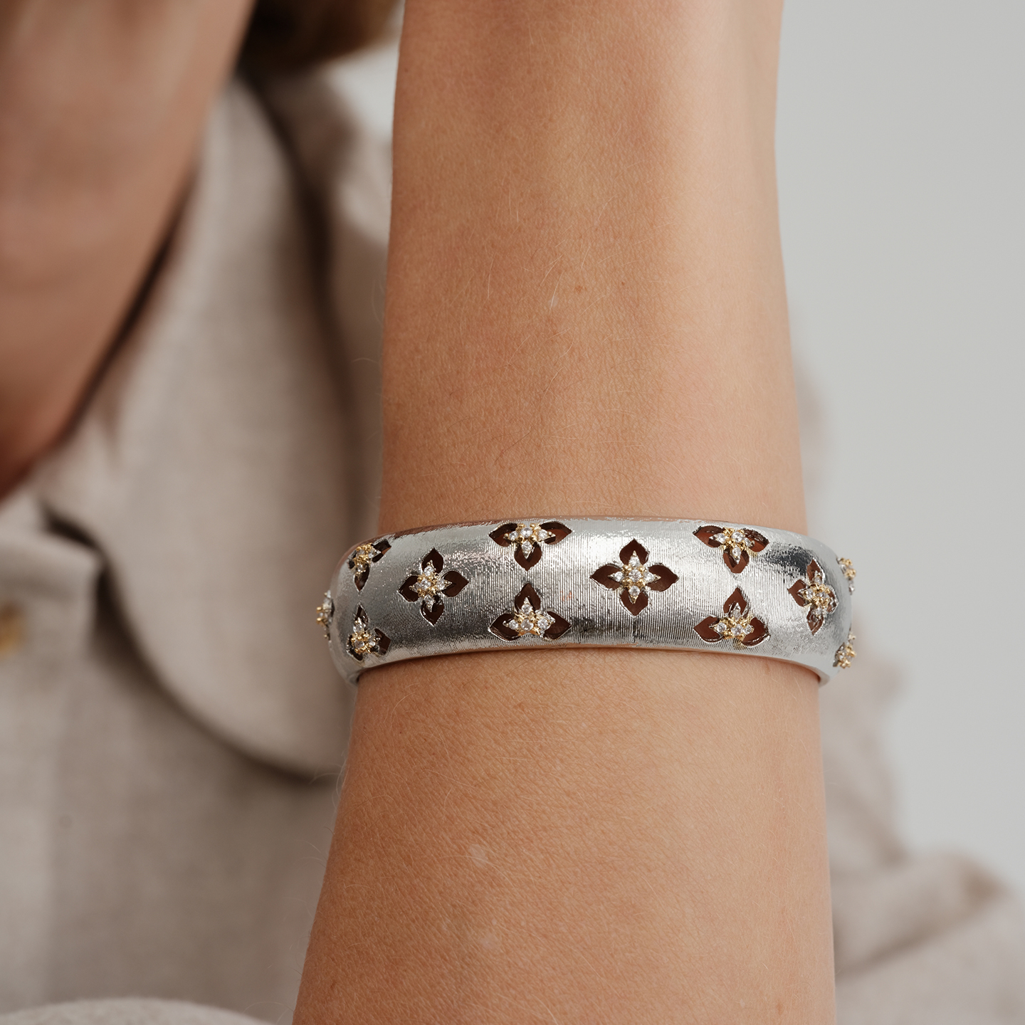 【CnHnOn脂肪商店】意式复古宫廷华丽感镂空拉丝镶钻缎光宽手镯