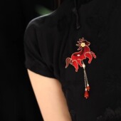 中国风小马胸针女新中式 红色流苏新年款 秋冬大衣别针复古旗袍胸花