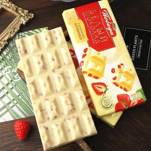 俄罗斯进口白巧克力草莓干夹心