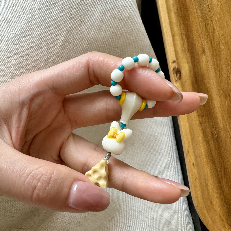 可爱兔子跑环小手捻牛骨搭配牛骨鲨鱼背三通根付小兔子金膏玉奶酪