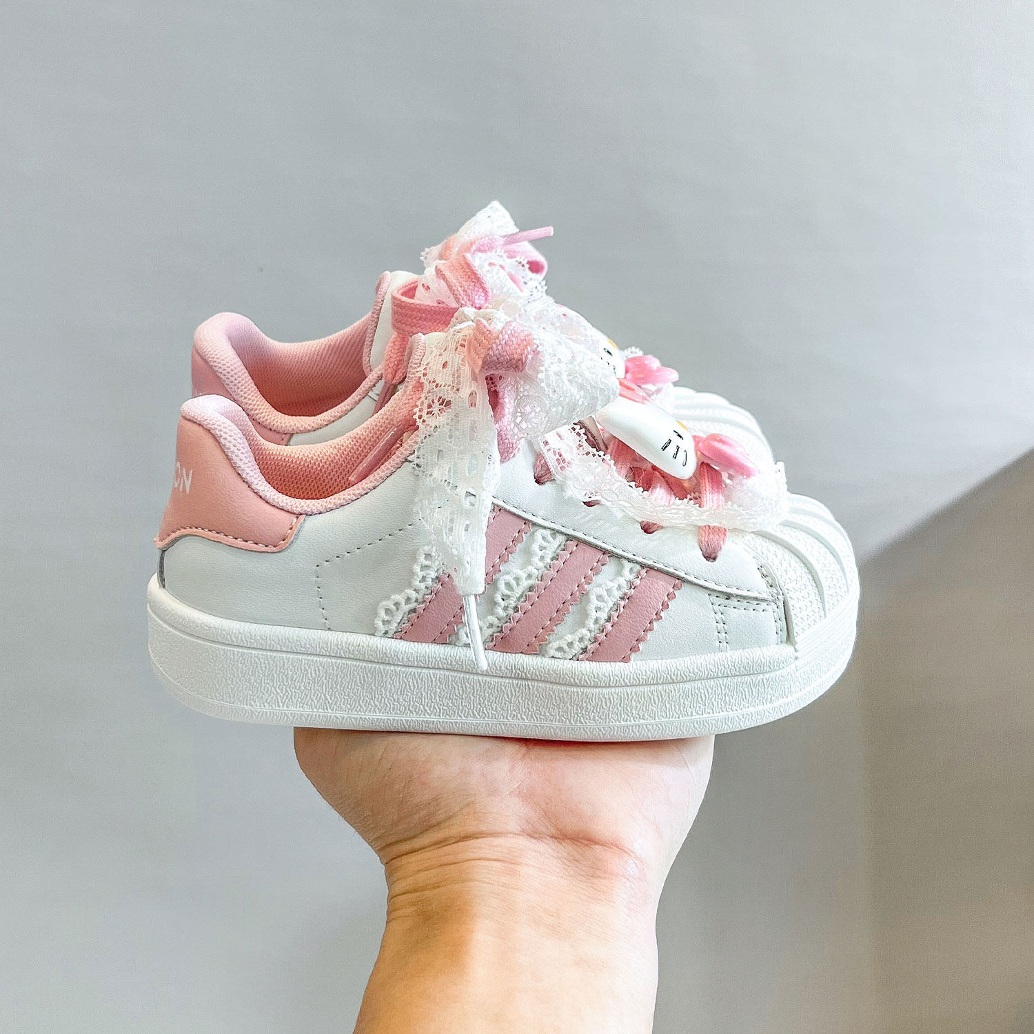 Kitty猫咪联名款运动鞋女童鞋子2026春粉色贝壳头鞋儿童男童板鞋