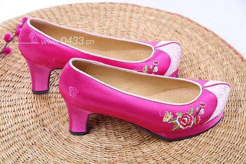 韩国传统绣花勾鞋婚礼粉色