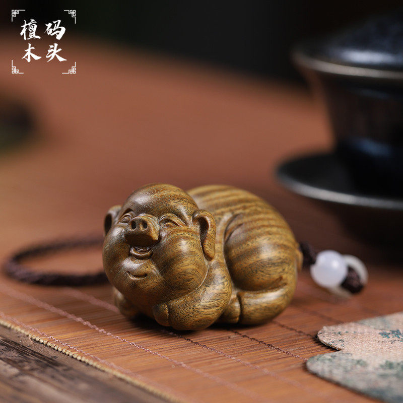 绿檀木雕刻生肖福猪形手把件实木质文玩招财发财桌面工艺品小摆件