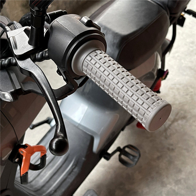 MAVERICKS 전기 자동차 개조 핸들 바 오토바이 액세서리 복고풍 오토바이 핸들 바 고무 격자 무늬 핸들 바 그립에 적합