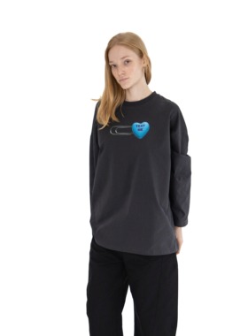 LarvaCosmos｜collage系列text me回形针长袖T恤