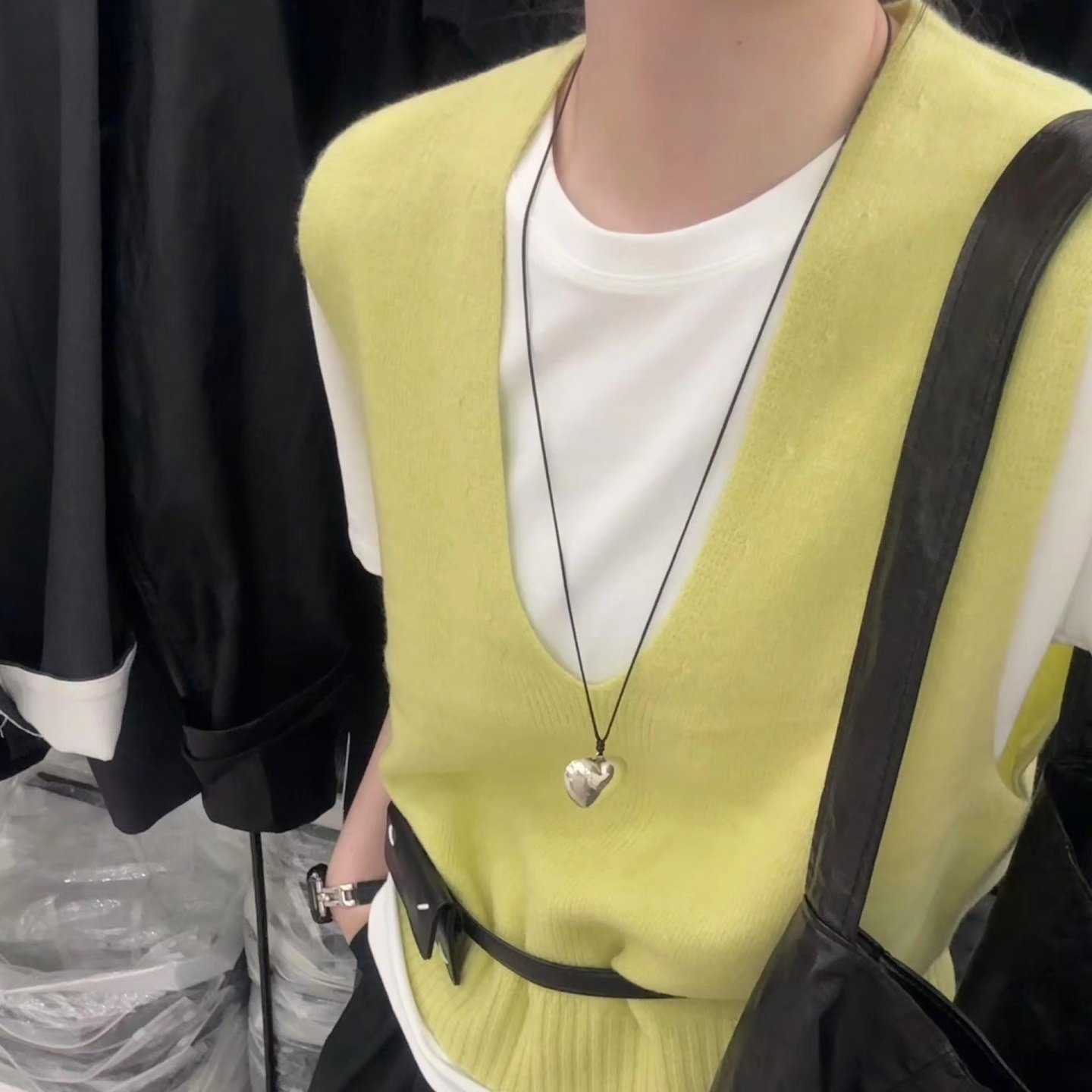 2025早秋新款韩版宽松休闲时尚小众设计感叠穿v领羊毛针织背心女,女装/女士精品,背心吊带,淘宝优惠券,粉丝福利购,淘宝优惠卷