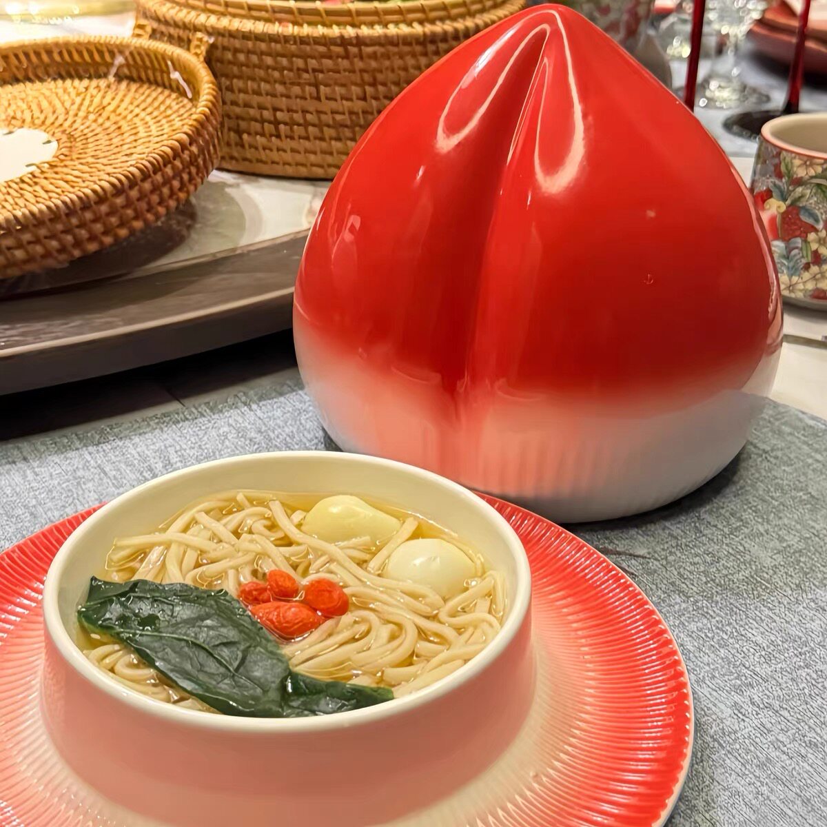 陶瓷渐变红寿桃盅生日宴