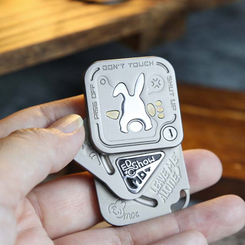 斜推三层不锈钢兔子响指磁力推牌指尖解压EDC玩具指尖陀螺