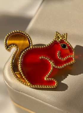 松鼠胸针女小众设计感幸运动物胸针红玛瑙时尚别针冬外衣配饰挂件