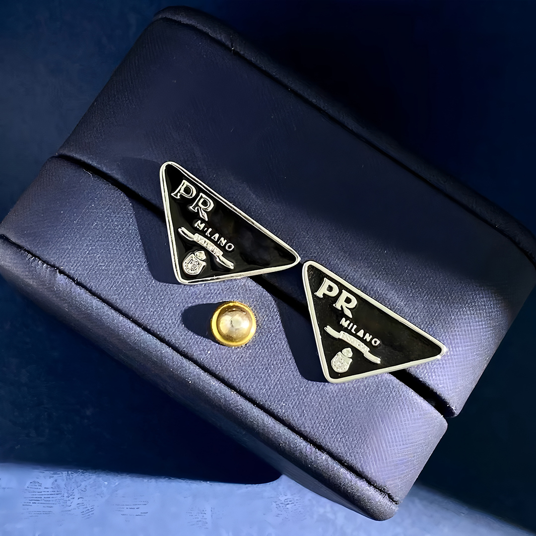 经典三角牌情侣耳钉男女通用