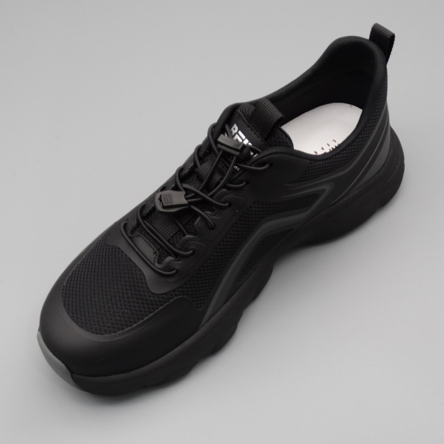 欧洲站2026夏季新款纯色网面透气运动鞋男休闲软底轻便百搭跑步鞋