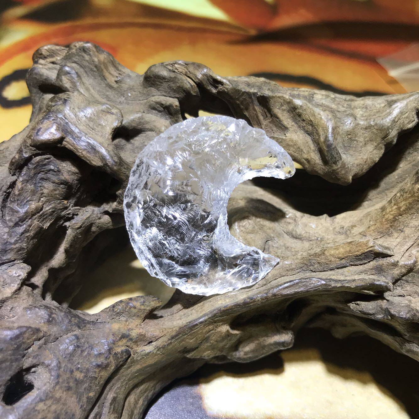 西亚 水晶 月亮形状  直径38mm左右 厚11mm左右