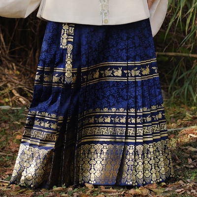 青崖居璎珞兔子织金缎马面裙