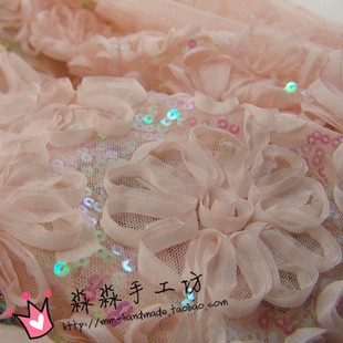 服装批发布料 进口淡粉色立体花珠片网纱盘花蕾丝 晚装服婚纱面料
