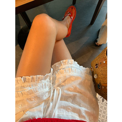 落落狷介白色蕾丝阔腿短裤女