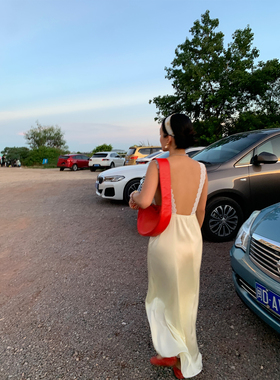 落落狷介 海边度假连衣裙2026年新款夏季显瘦漏背裙子蕾丝裙小众