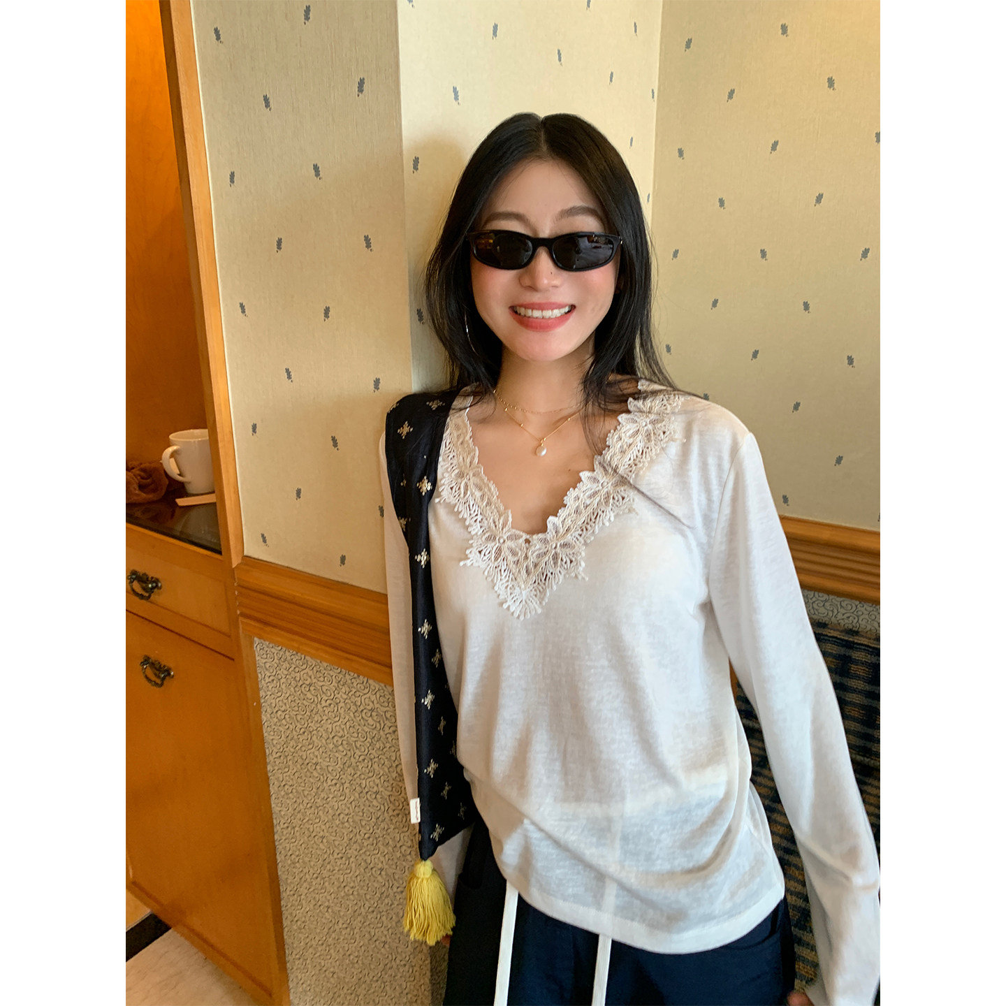 落落狷介白色长袖T恤女打底衫图片