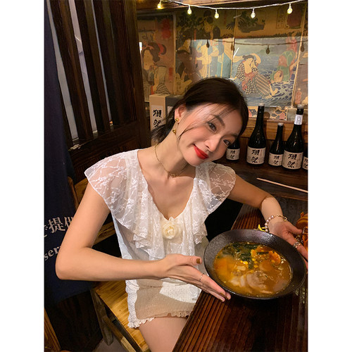 落落狷介V领设计感蕾丝衬衫女