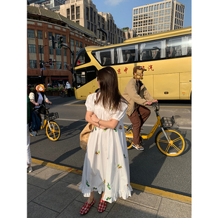 落落狷介白色碎花连衣裙女小众设计感蕾丝拼接裙子短袖长裙小清新