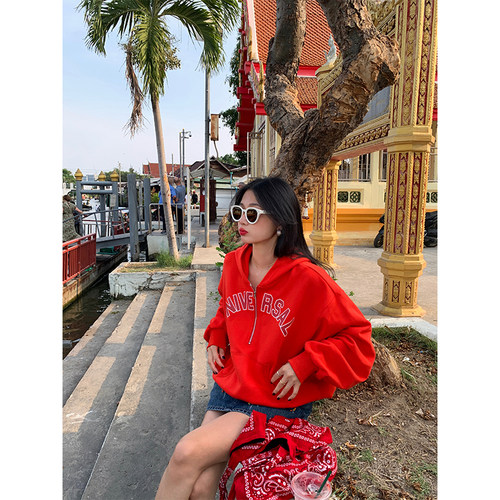 落落狷介红色字母印花连帽卫衣女
