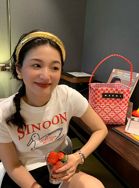 落落狷介 白色正肩短袖T恤女夏季bm修身短款独特小上衣夏款小个子