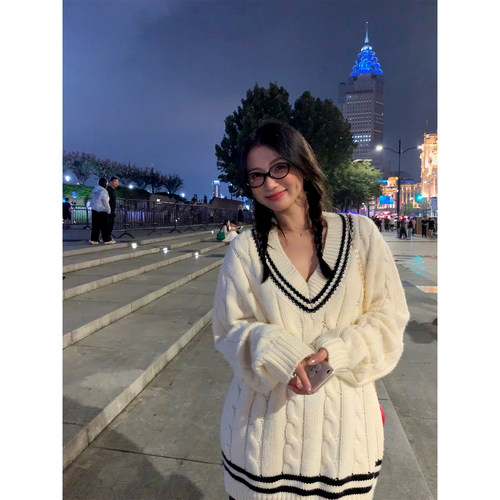 落落狷介V领白色毛衣女