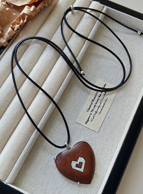 2026新款爱心皮绳项链女长款