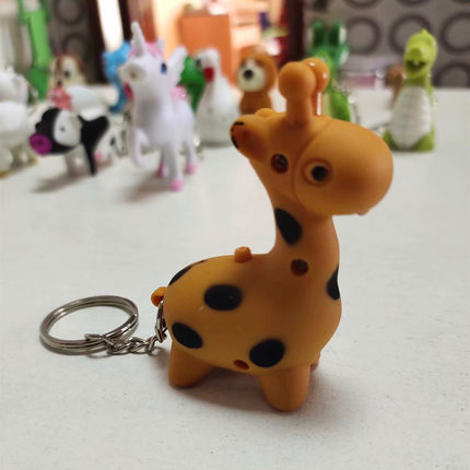 长颈鹿LED发光发声钥匙扣动物园游乐场钥匙创意礼品小鹿挂件大鹿