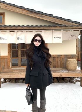 2025秋冬新款复古风气质设计感百搭纽扣圆领收腰长袖毛呢外套女潮