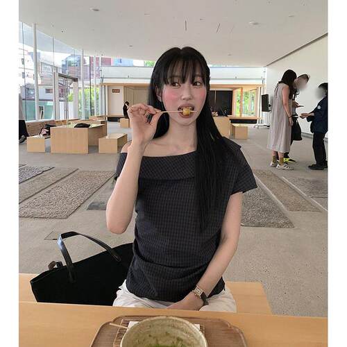 韩系斜肩一字领格子上衣小众设计感露肩短袖衬衫