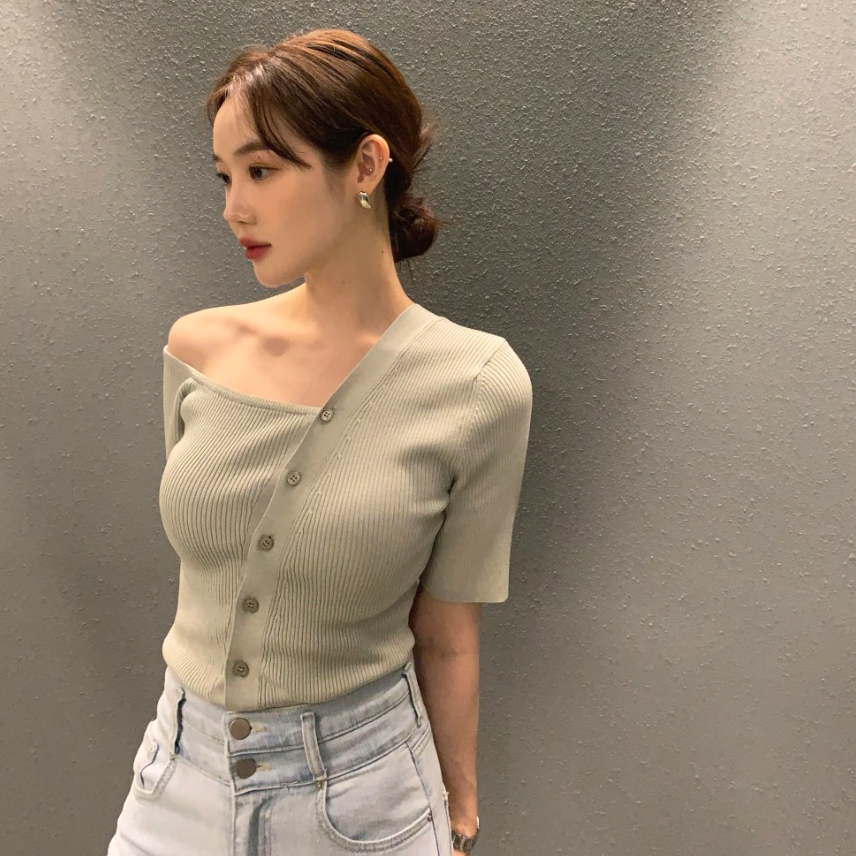 韩国 ins博主推荐  夏日设计感香肩半露斜扣短袖针织衫上衣