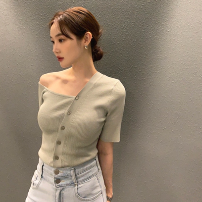 韩国 ins博主推荐  夏日设计感香肩半露斜扣短袖针织衫上衣