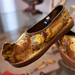 青囍真丝香云纱虎镇五毒经典翘头履 纯手工千层纳底女士柔然布鞋