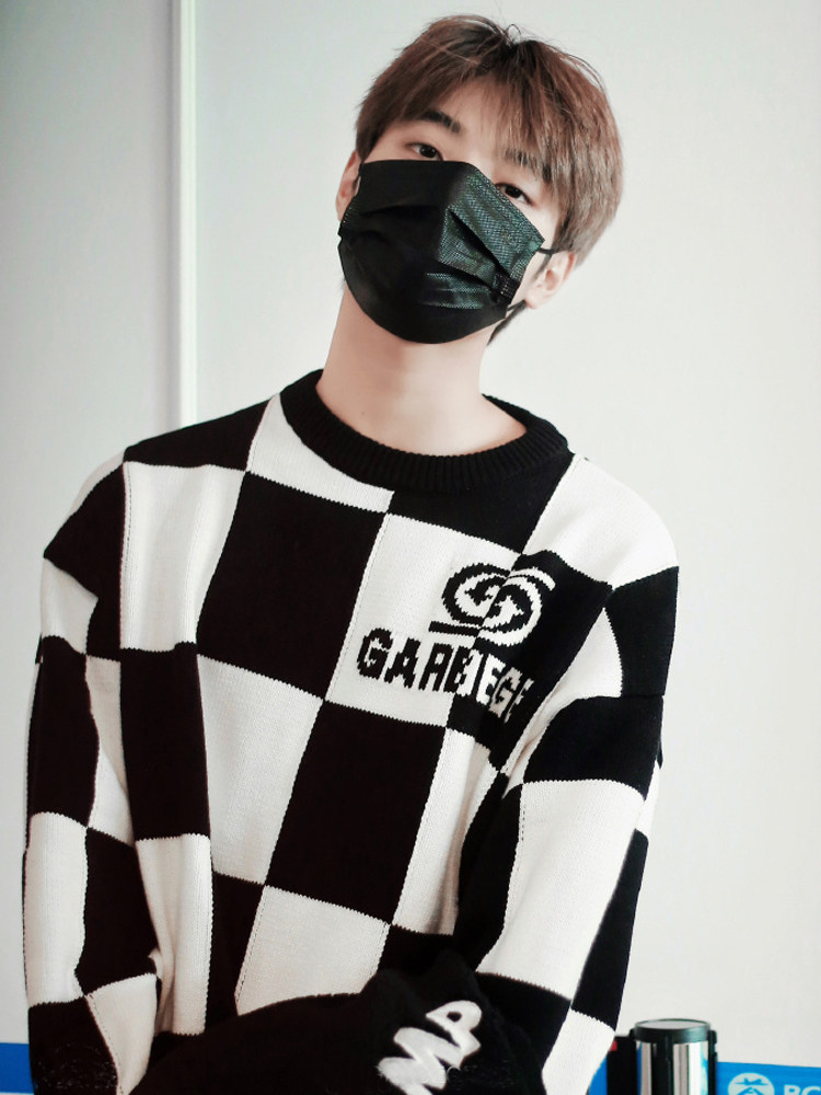 두꺼운 둥근 목을 가진 남성용 겨울 유행 자카드 따뜻한 스웨터 프리미엄 순수 캐시미어 스웨터 남성용 흑백 격자 무늬 스웨터