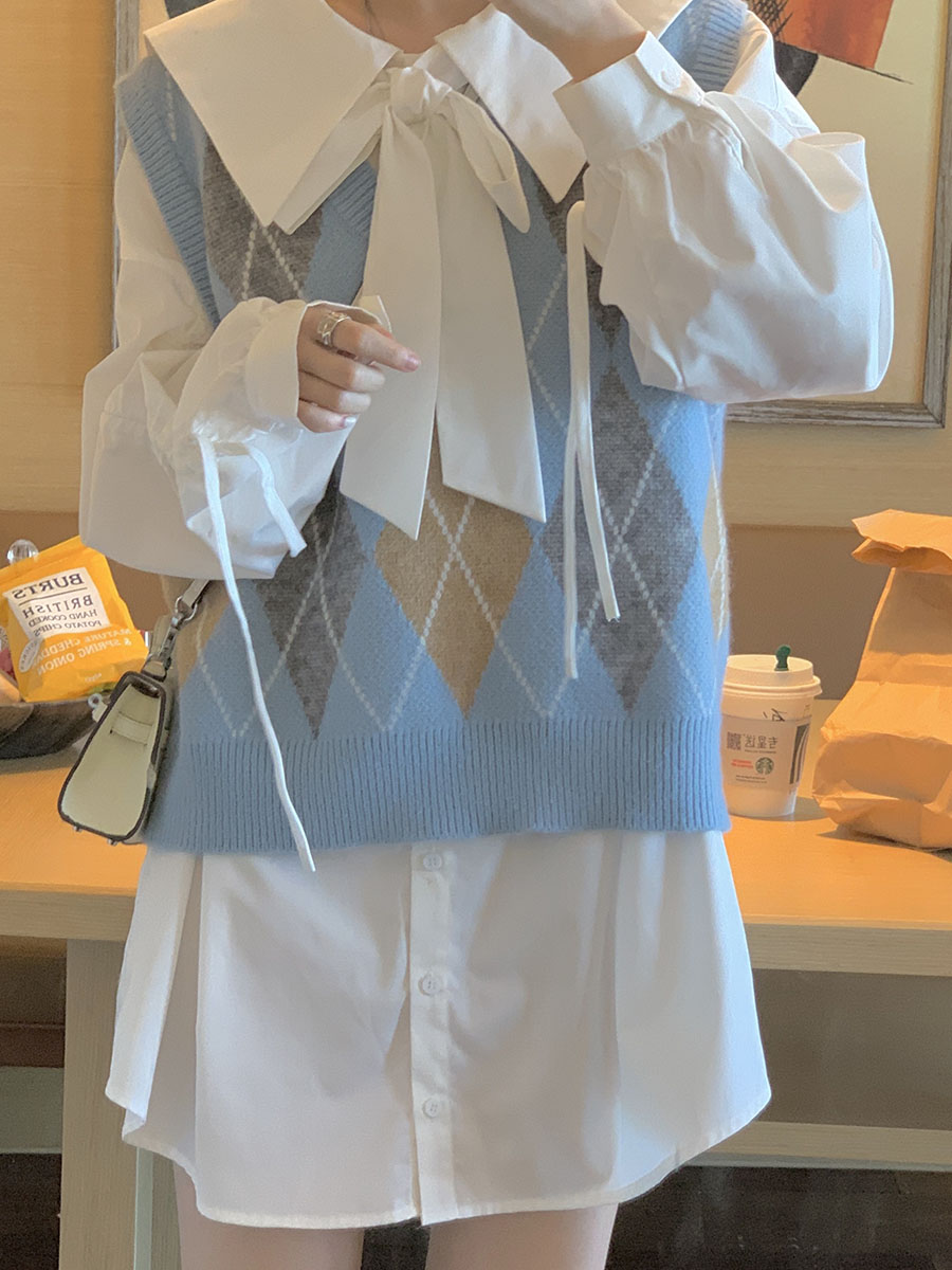 Fat boss Wang wears a sleeveless sweater with a collar outside in autumn and winter