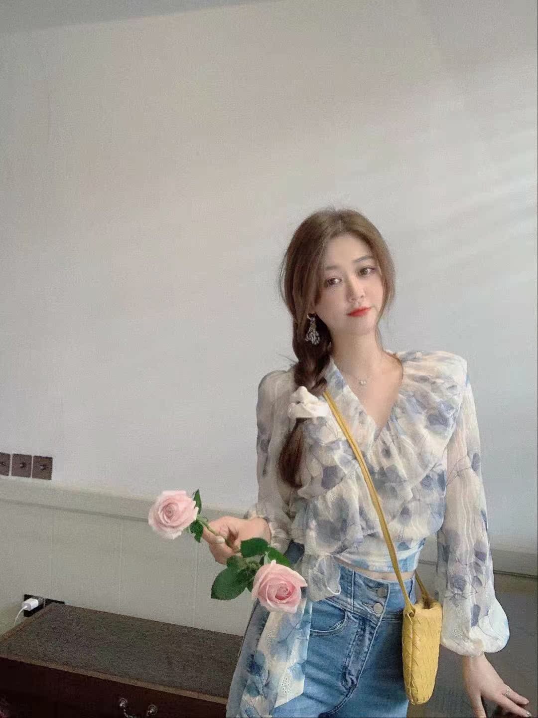 Lotus leaf sweet chiffon shirt spring 2021 new women's noble foreign style small shirt broken flower V-neck transparent yarn top