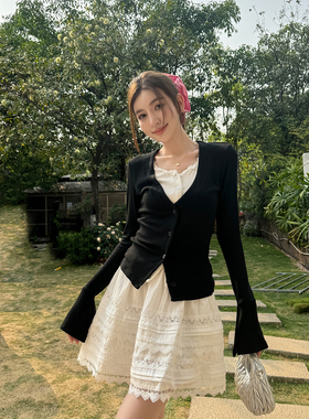 浅布调QBD 春秋新款显瘦修身黑白V领假两件开衫喇叭长袖T恤上衣