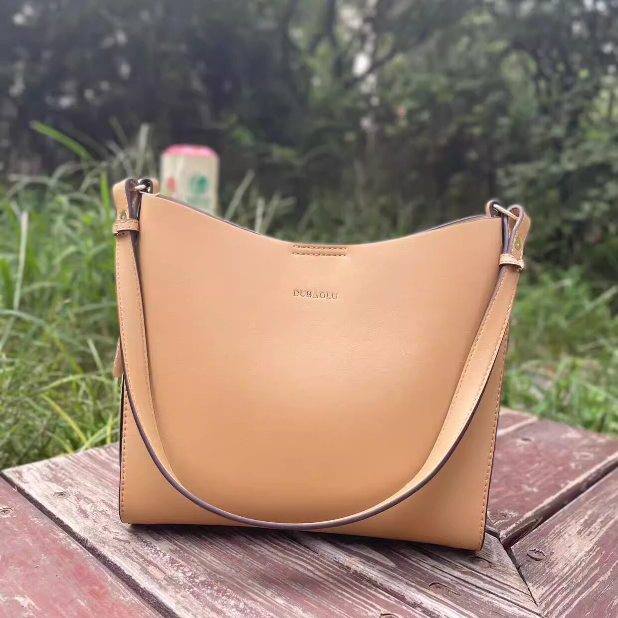 都宝路女包新款气质简约牛皮手提包单肩斜挎包时尚百搭水桶包包