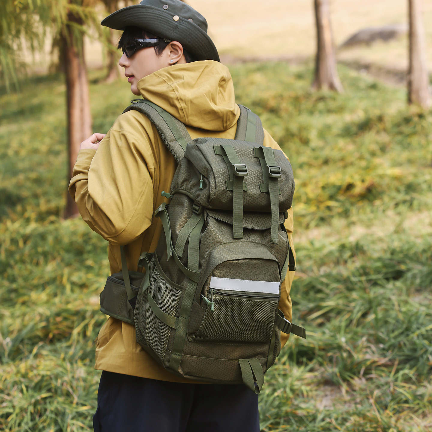 男女时尚大容量40升户外运动双肩包耐磨徒步登山包旅行迷彩风背包