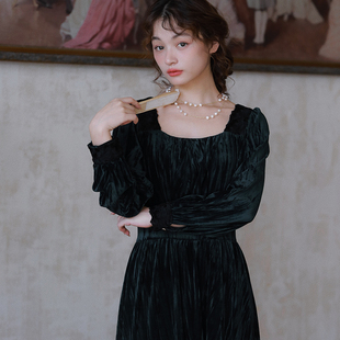 枕梦村庄 深邃伦巴 法式复古肌理感气质感气质丝绒连衣裙秋新品